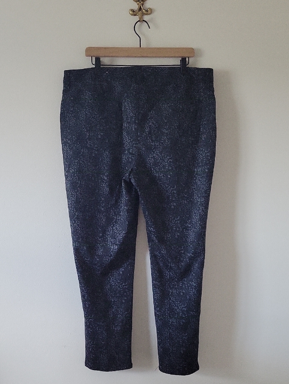Chico's Black Grey Leopard Animal Print Slim Leg Ponte Pant Size XL/16R - Picture 4 of 7